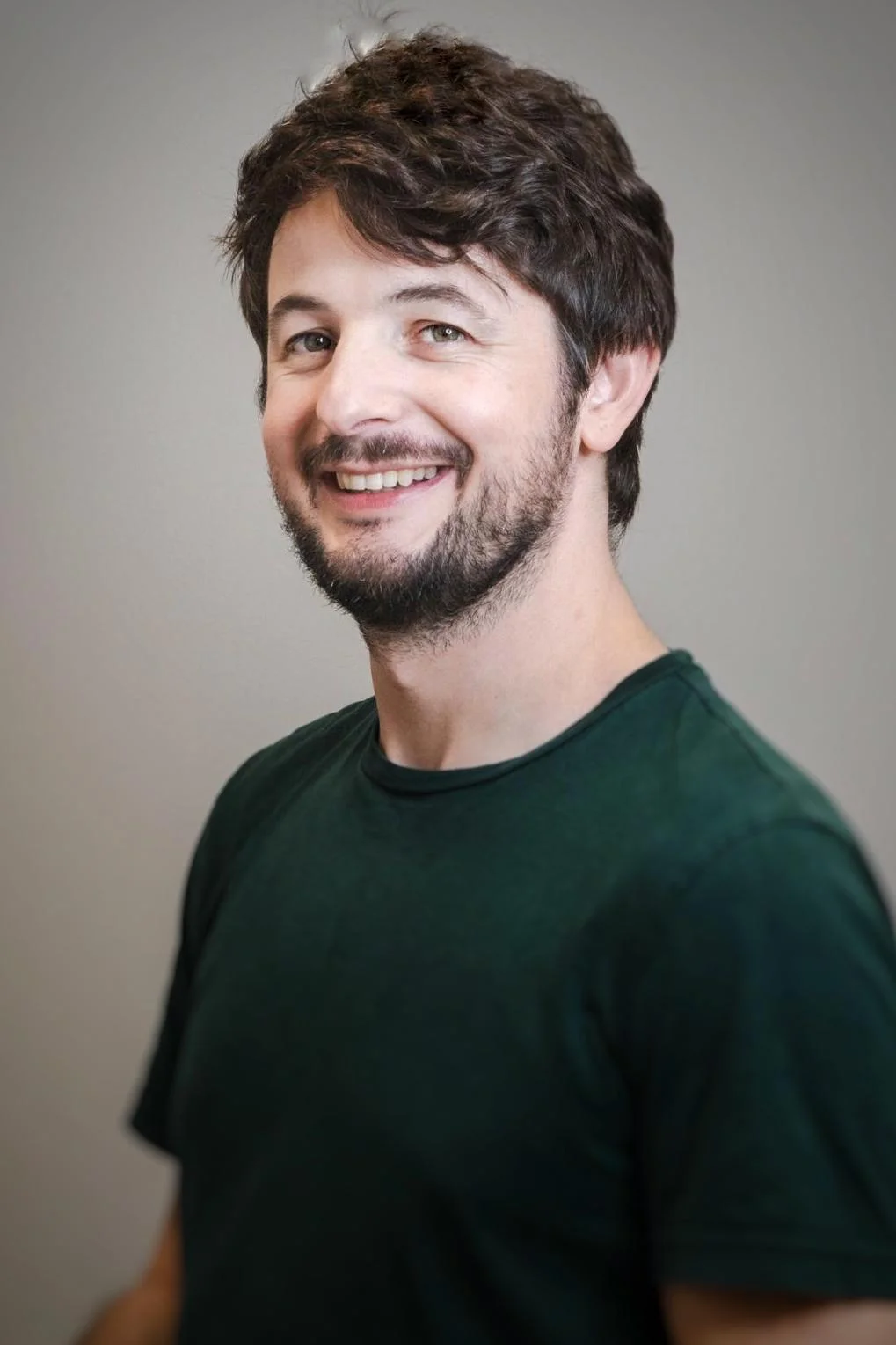 Hübscher junger Mann installiert Erkerfenster auf einer Neubau-Baustelle